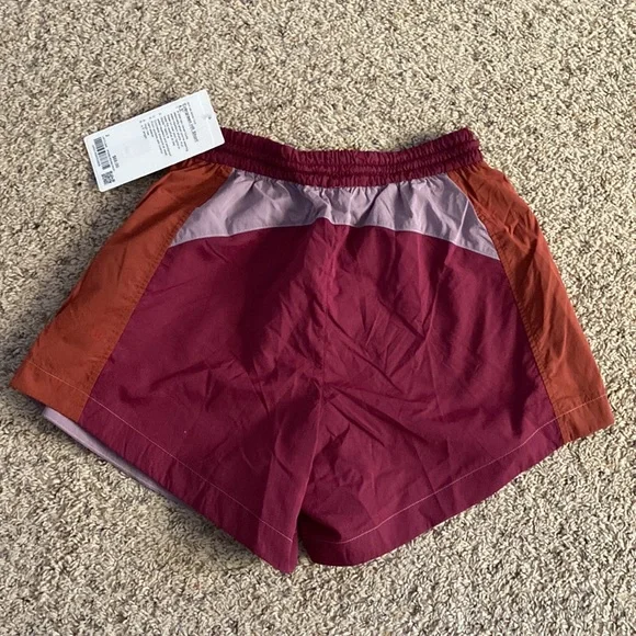 NWT Lululemon Evergreen HR Short 4.5” Size 2 - Picture 2 of 3
